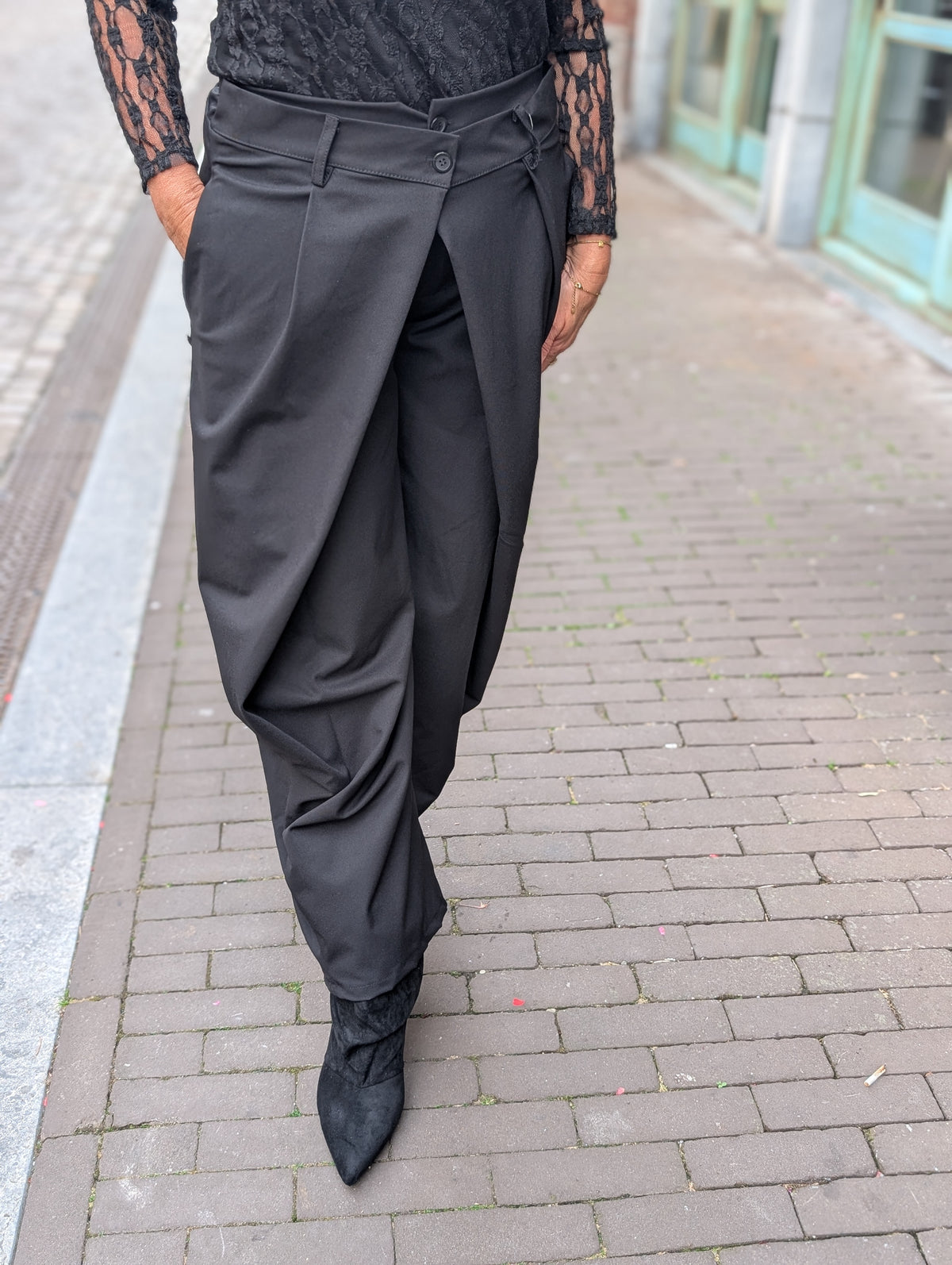 Zowi pantalon met overslagdetail - Zwart