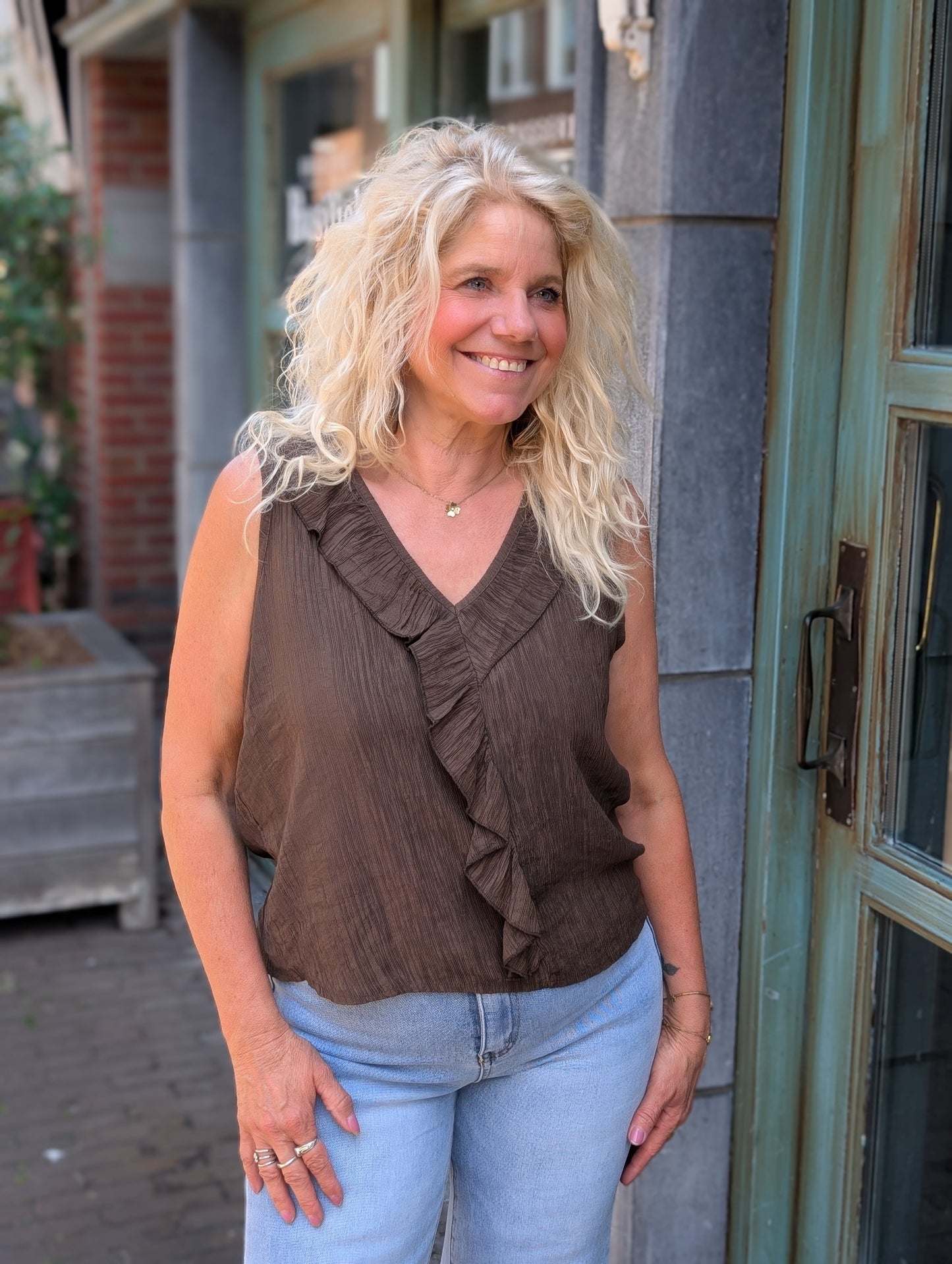 Patty ruffle top met v-hals - Bruin