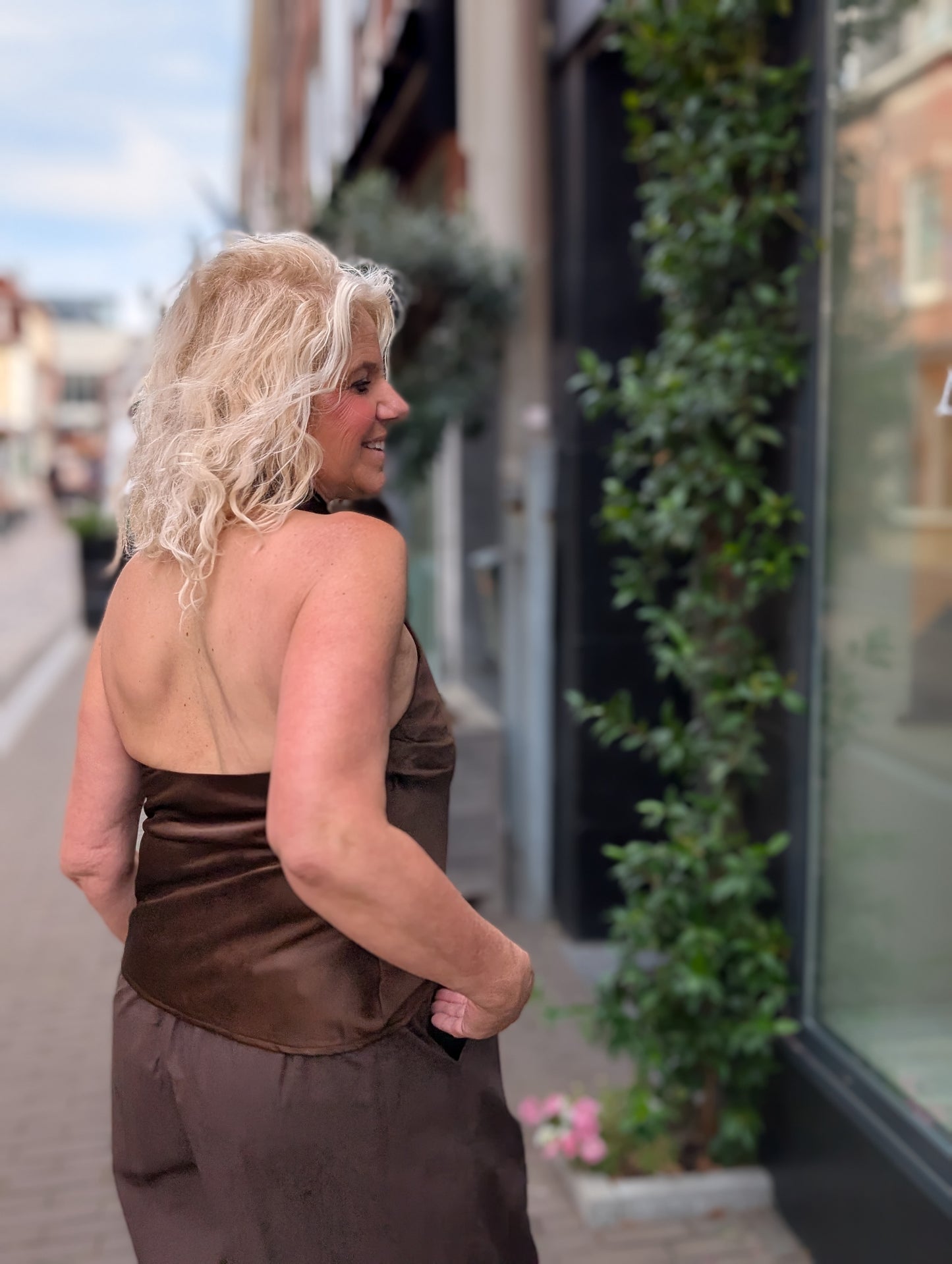 Silk top met openrug - Bruin