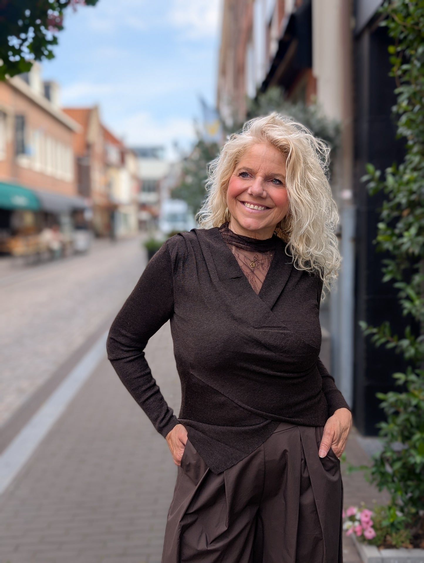 Lauri trui met kant - Bruin