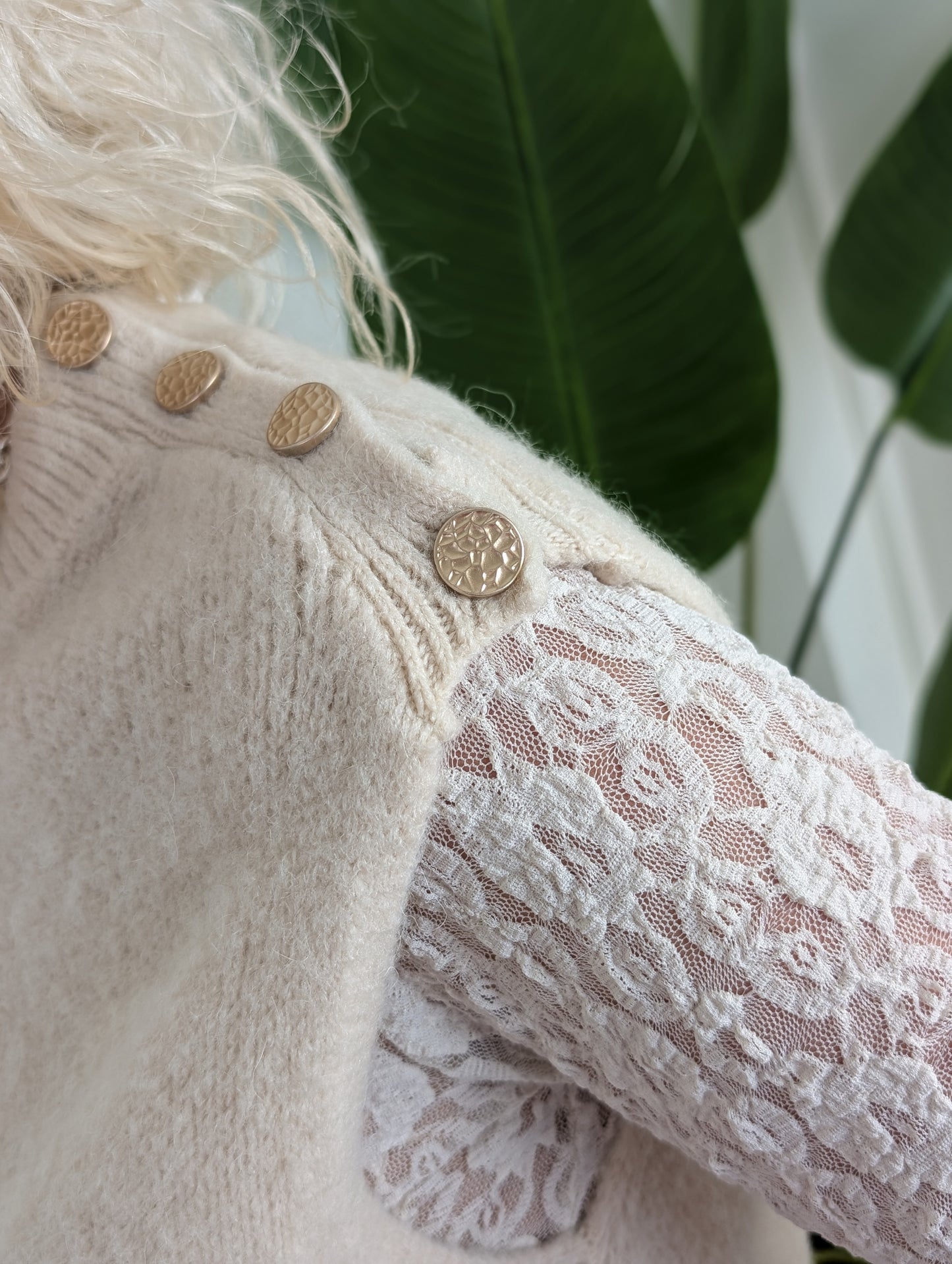 Gebreide spencer met gouden knoopdetails - Beige