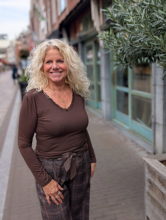 Minty basis shirt met v-hals en lange mouwen - Bruin