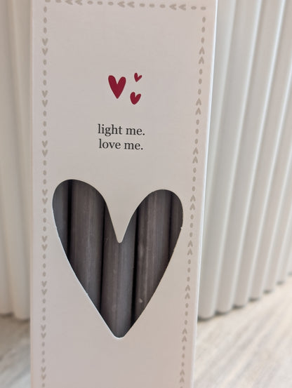 Zusss Doosje met 10  smalle kaarsen - Grijs Light me. Love me ze