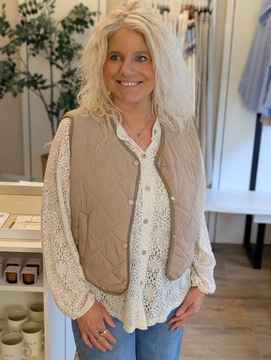 Nienke doorgestikt gilet - Bruin