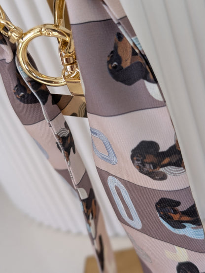 Telefoon koord met sjaal en teckel - Beige / taupe / goud