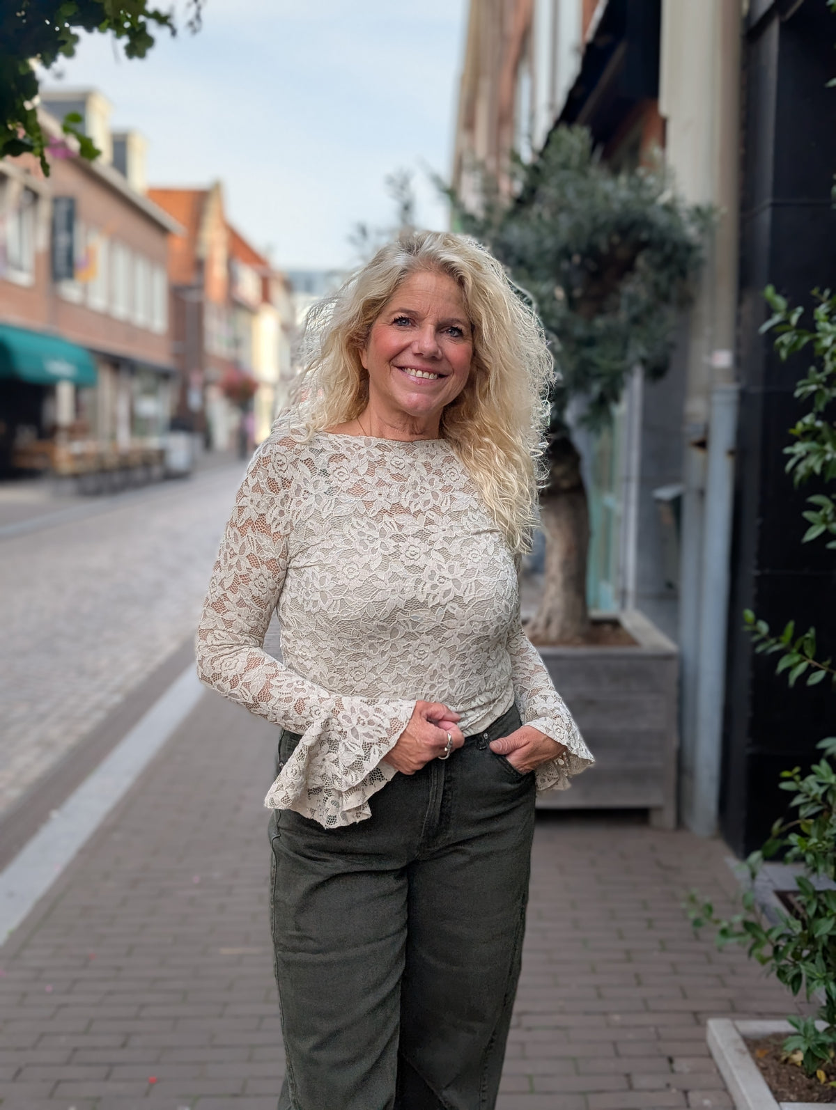 Barel kanten top met uitlopende mouw - Taupe