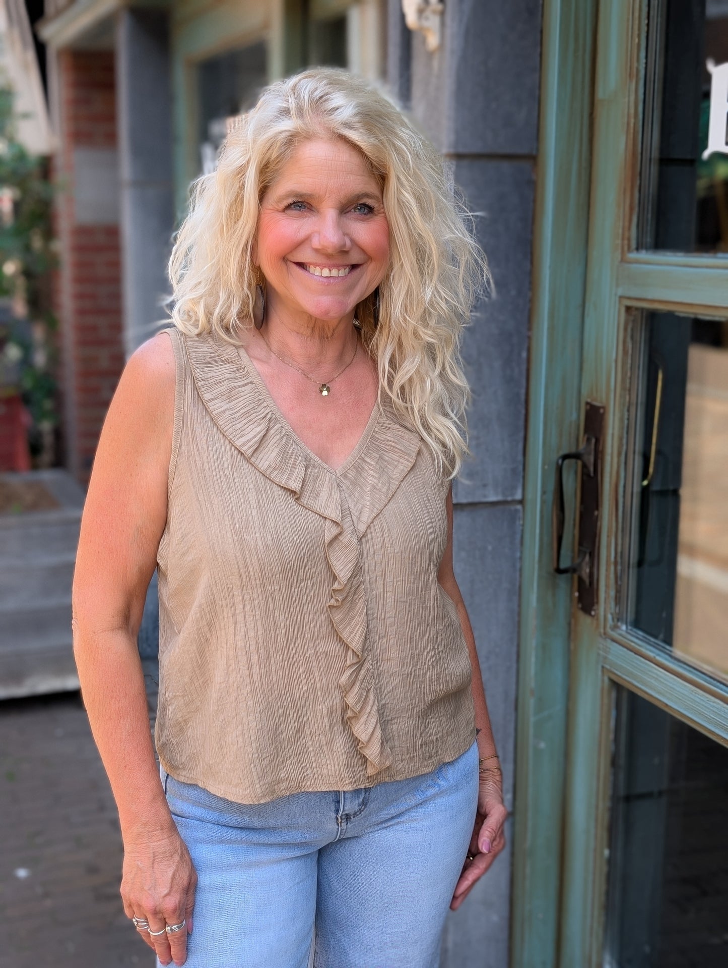 Patty ruffle top met v-hals - Sand