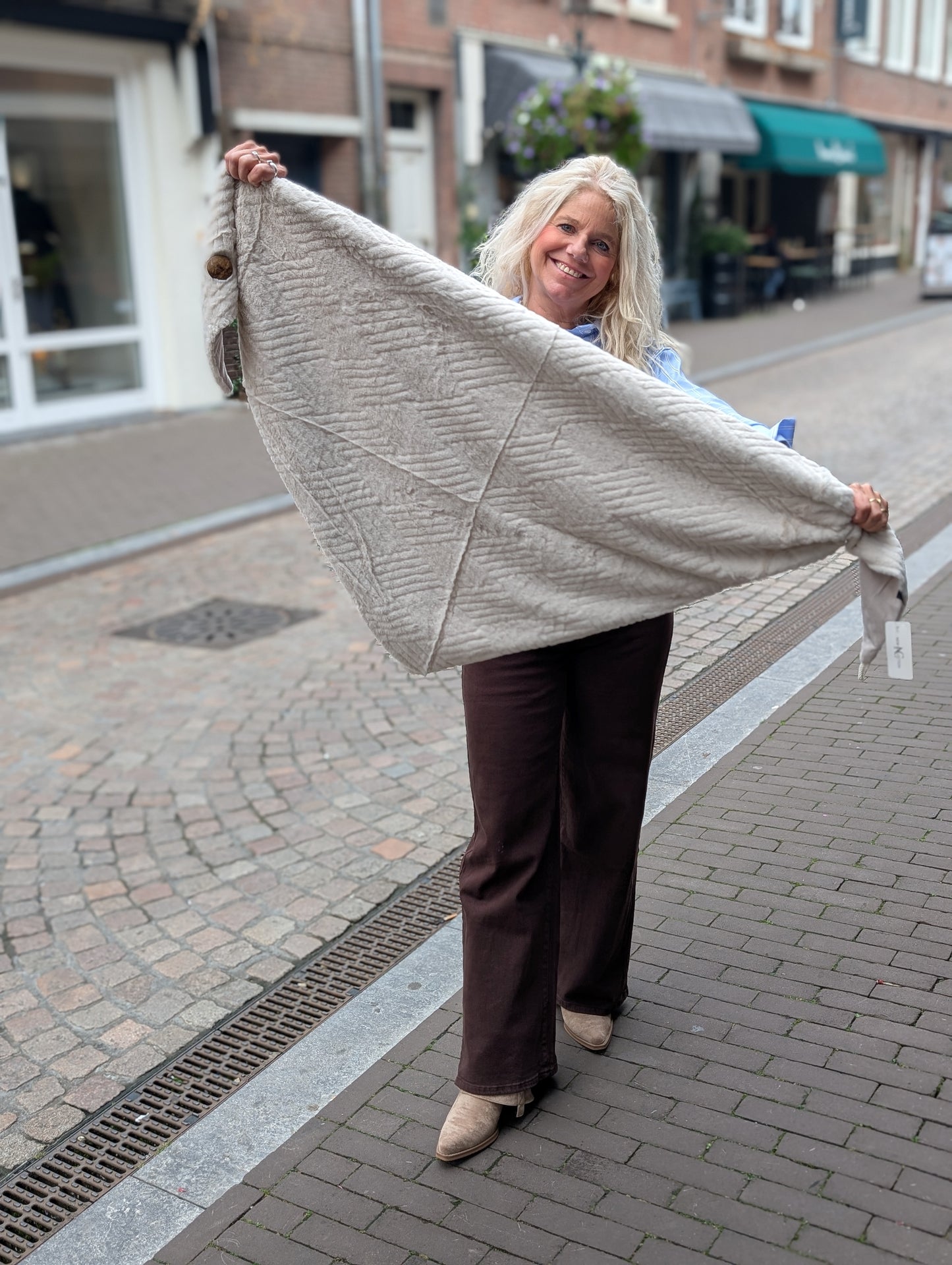 Fluffy punt sjaal met knoop - Ecru