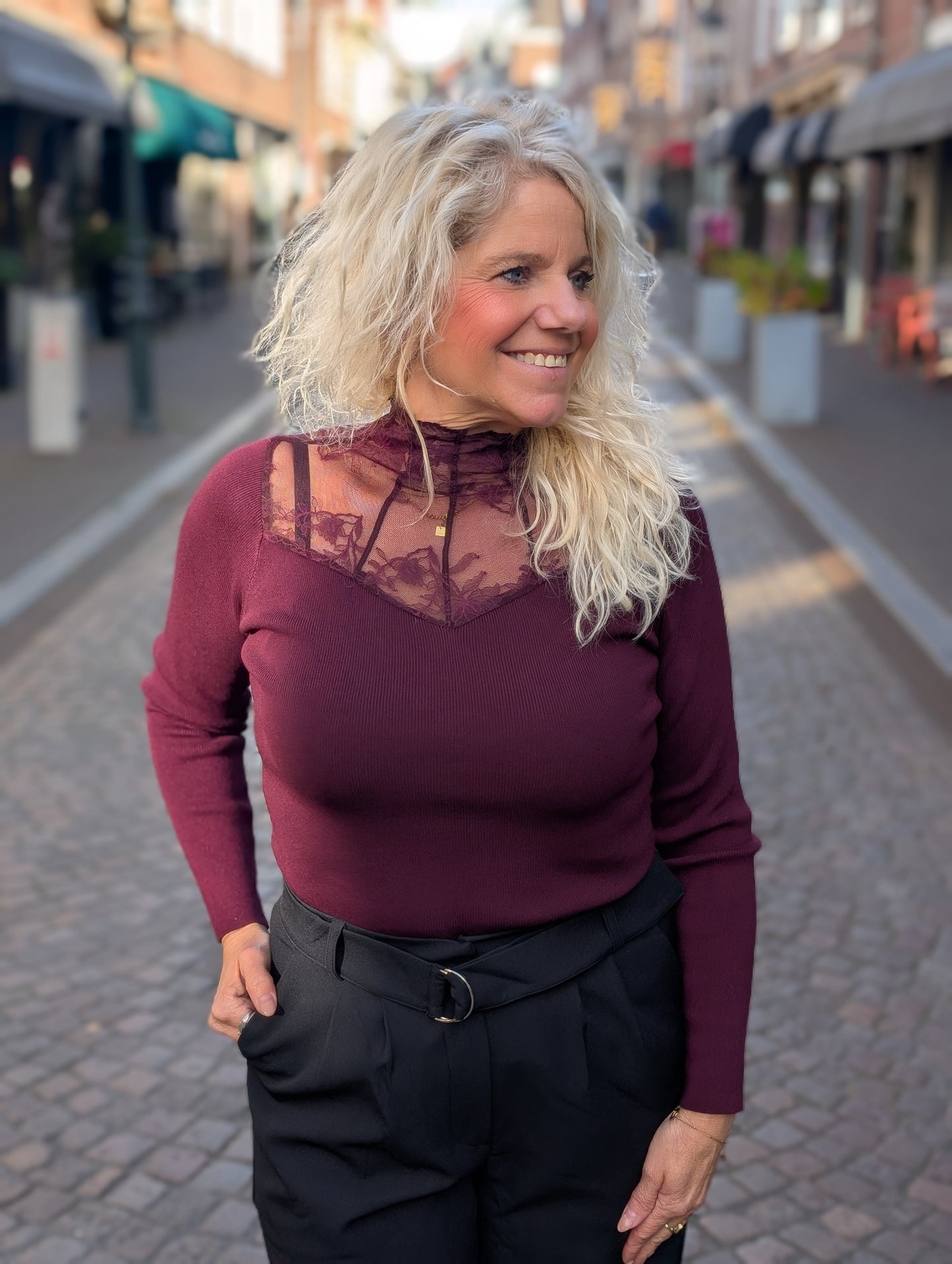 Top met kanten hals - Bruin