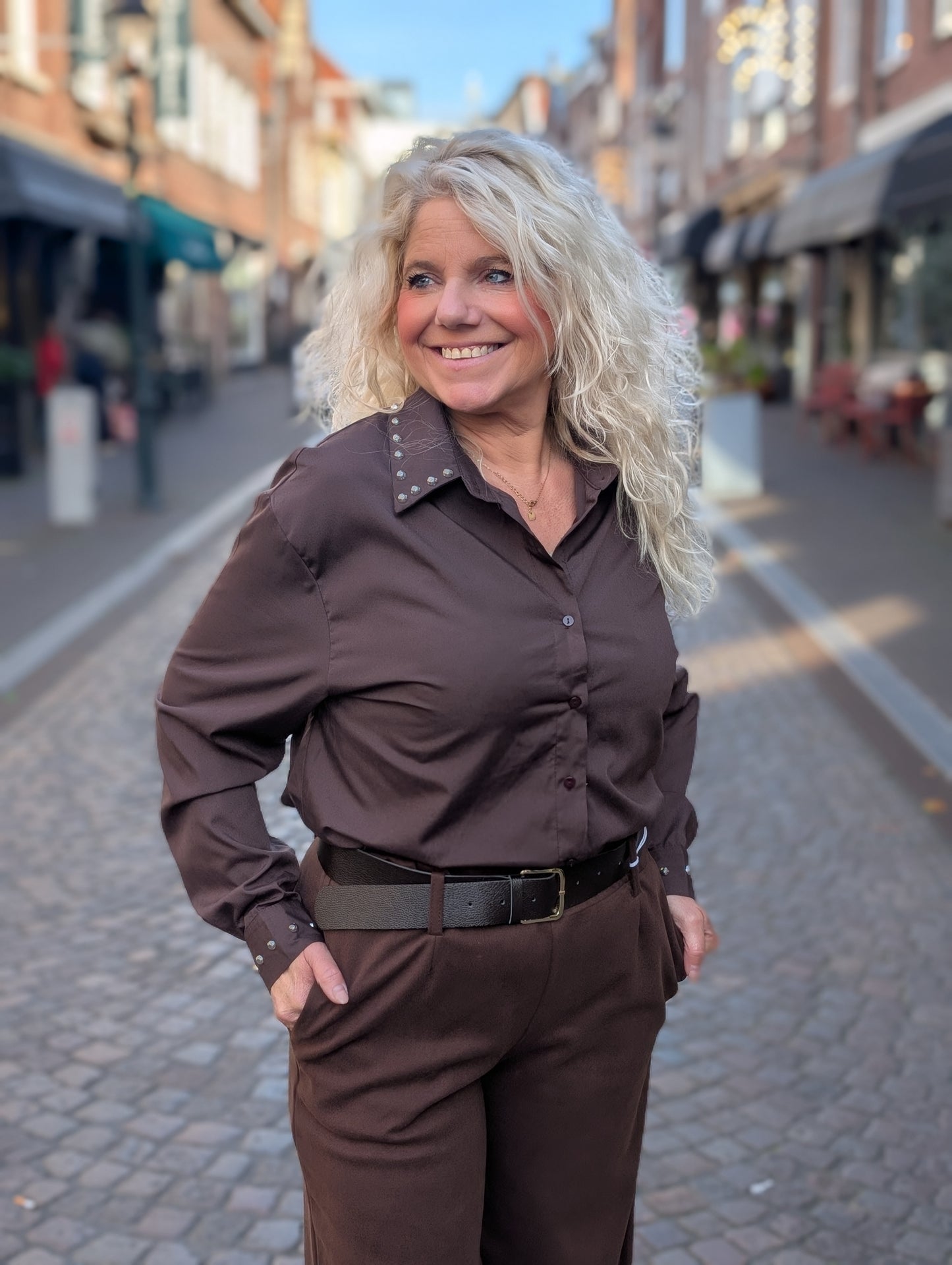 Bruna blouse met zilverkleurige studs - Bruin