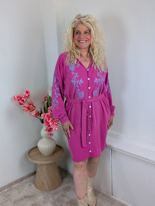 Nola doorknoop jurk met borduursel - Fucsia