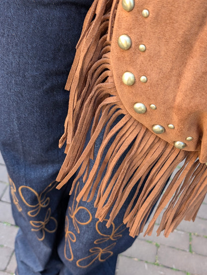 Suède look tasje met franjes en studs - Cognac