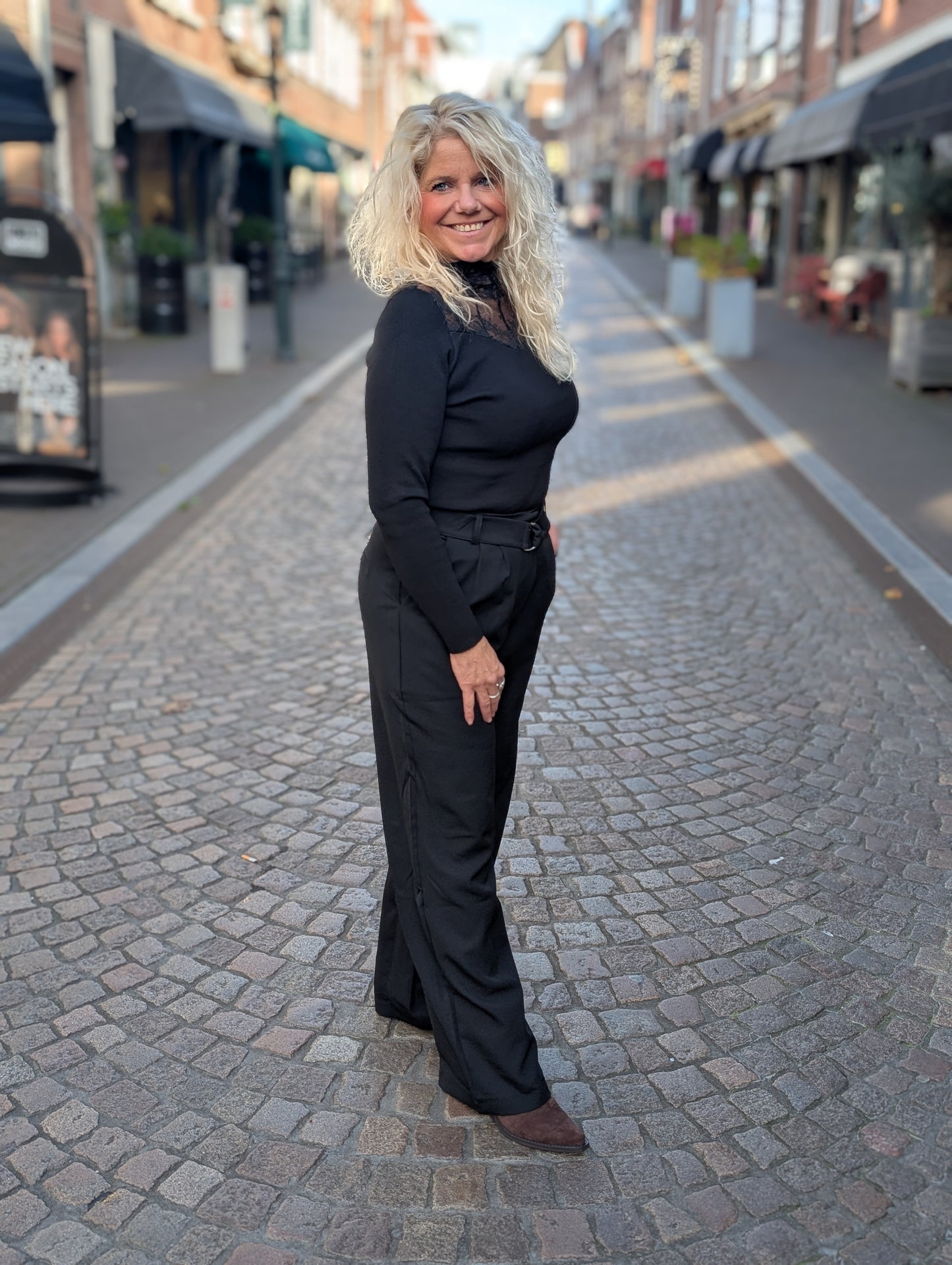 Zusss zwarte wijde broek met ceintuur