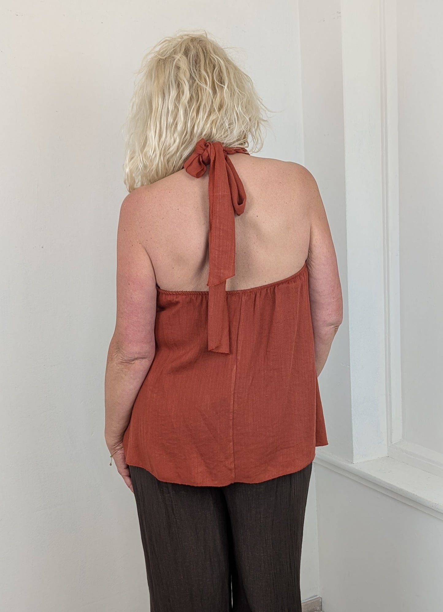 Gevlochten haltertop met open rug - Brique