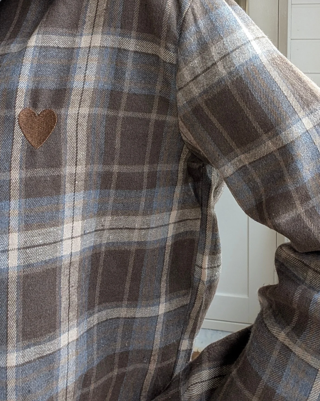 Ashley Geruite blouse met Hart Detail - Bruin