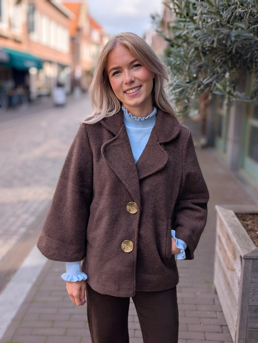 Karin tussen jas met mat gouden knopen - Bruin