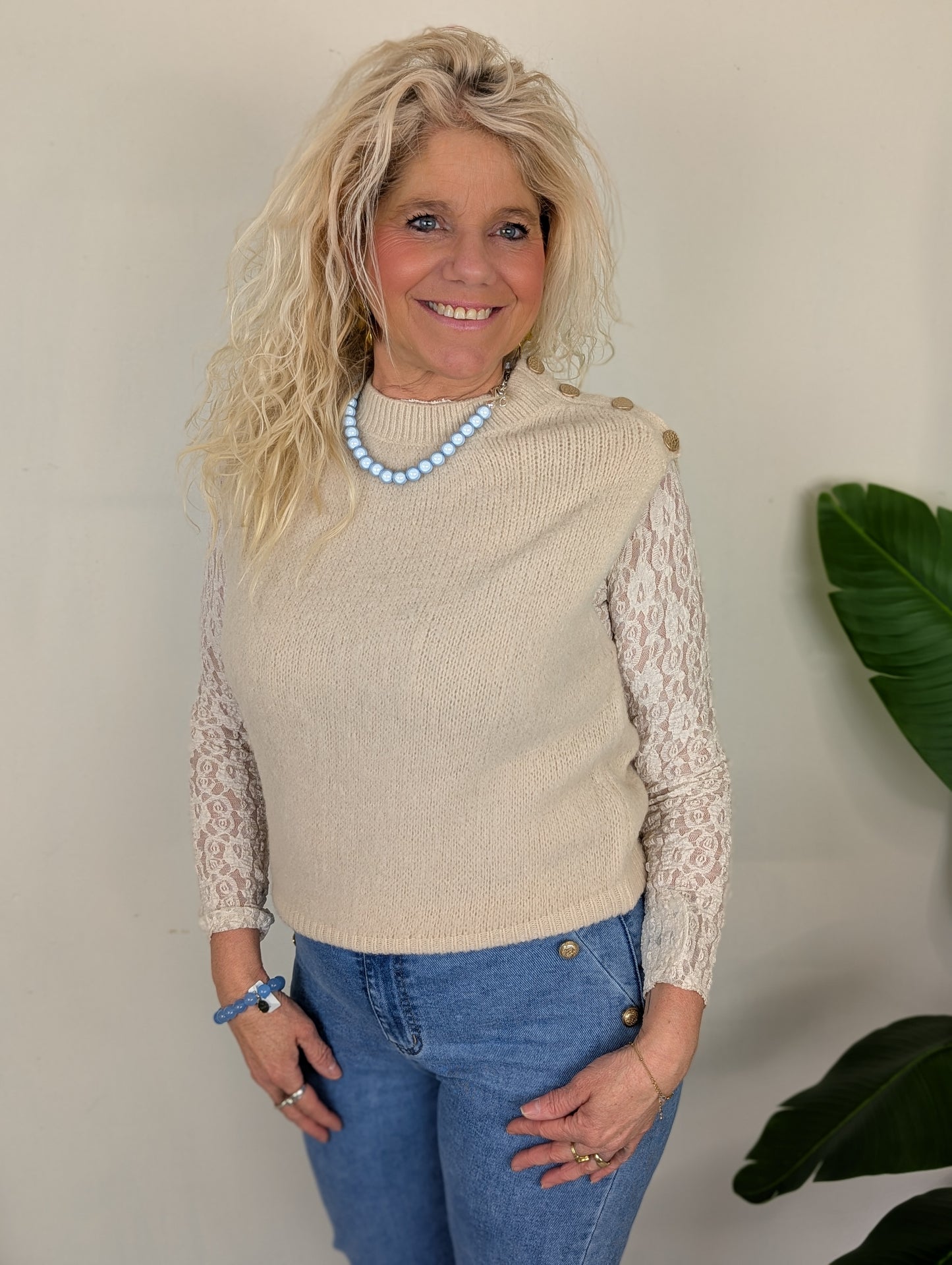 Gebreide spencer met gouden knoopdetails - Beige