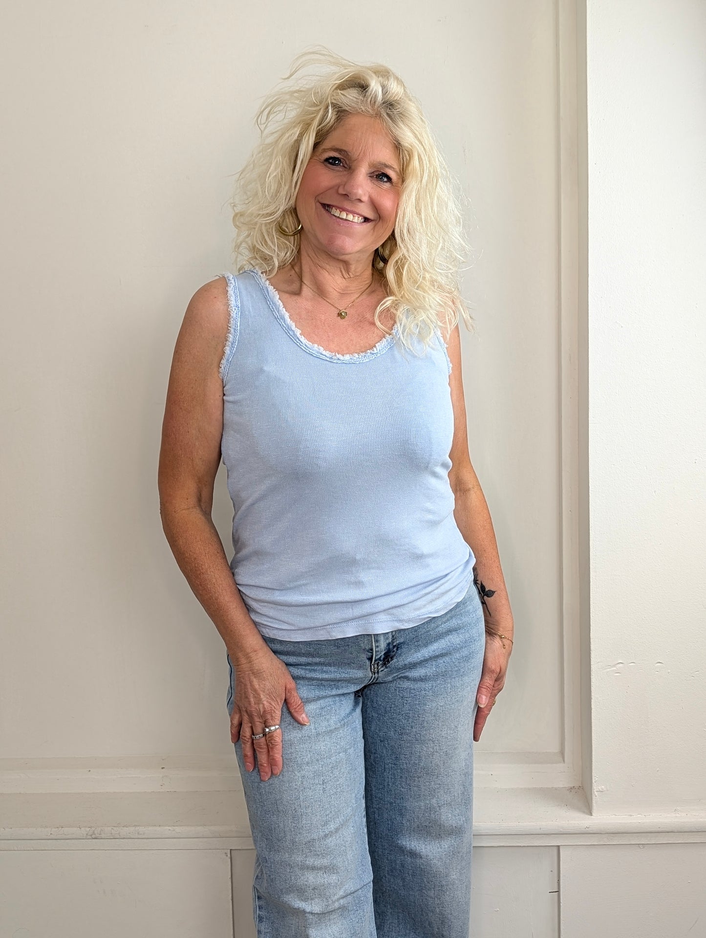 Frayed Edge Ribbed Top - Lichtblauw