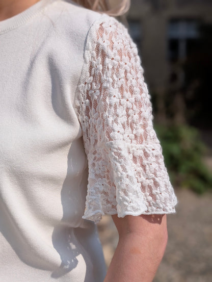 Aimee shirt met kanten bloemen mouwen - Wit