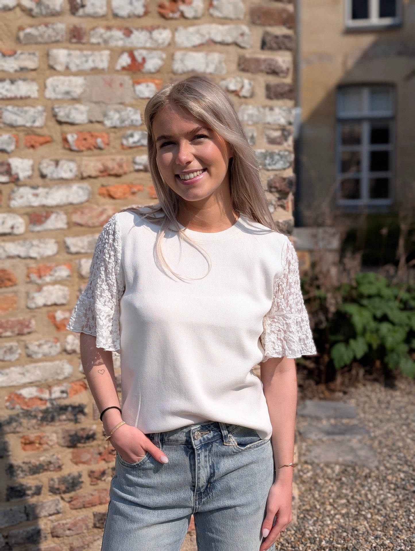 Aimee shirt met kanten bloemen mouwen - Wit