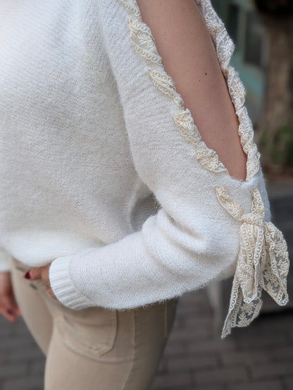 Nana trui met opengewerkte mouw - Off white met ecru kant
