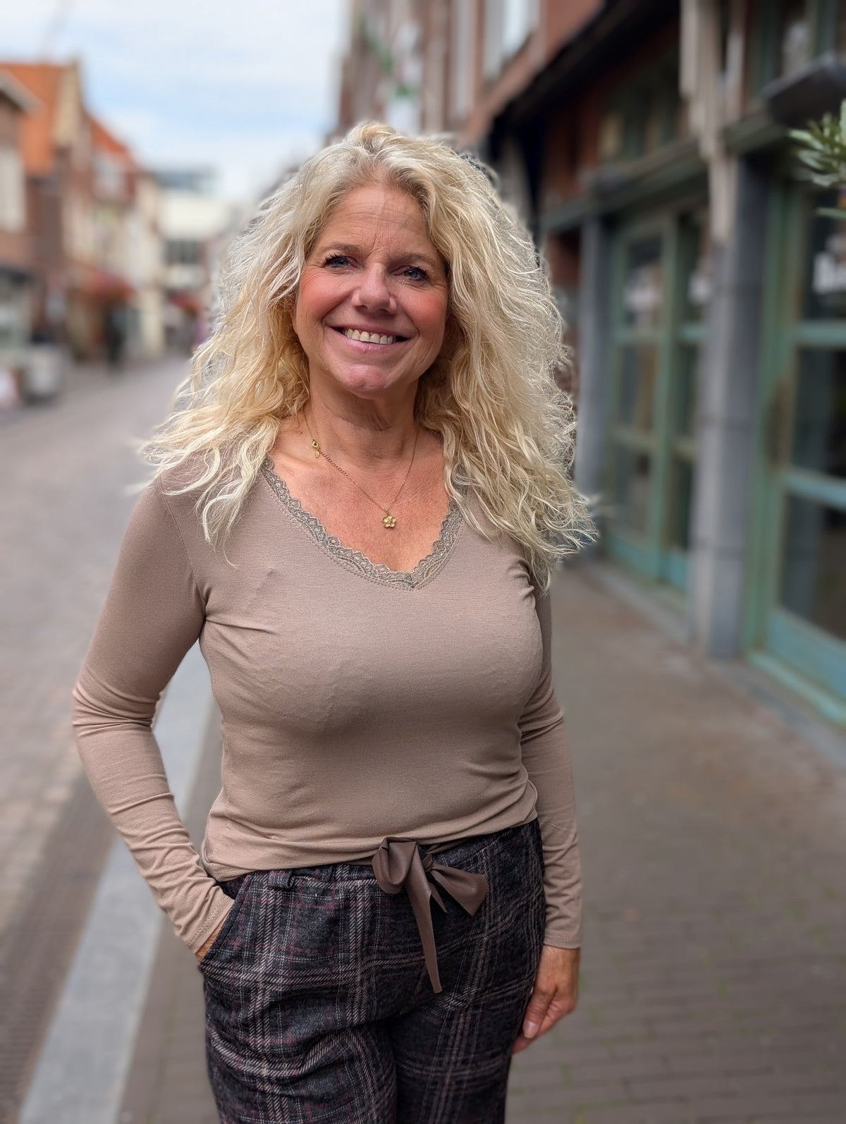 Minty basis shirt met v-hals en lange mouwen - Taupe