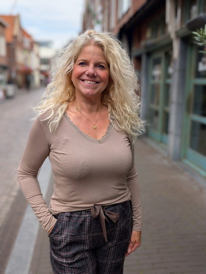 Minty basis shirt met v-hals en lange mouwen - Taupe