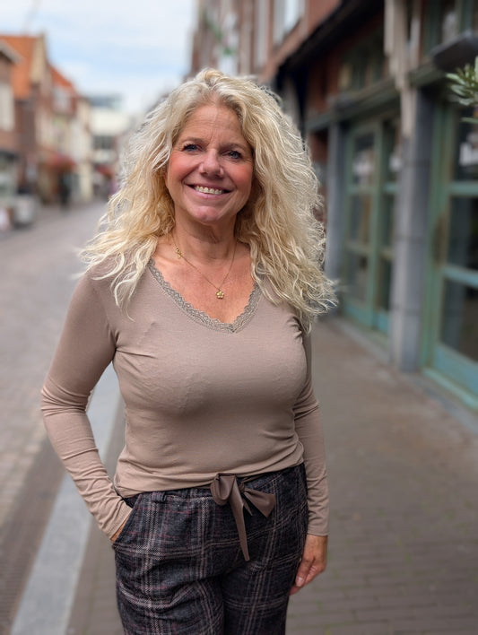 Minty basis shirt met v-hals en lange mouwen - Taupe