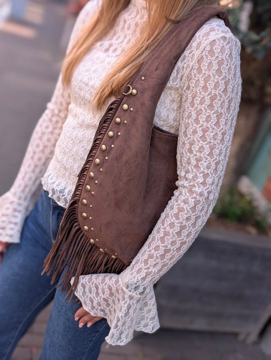 Suède look tasje met franjes en studs - Bruin