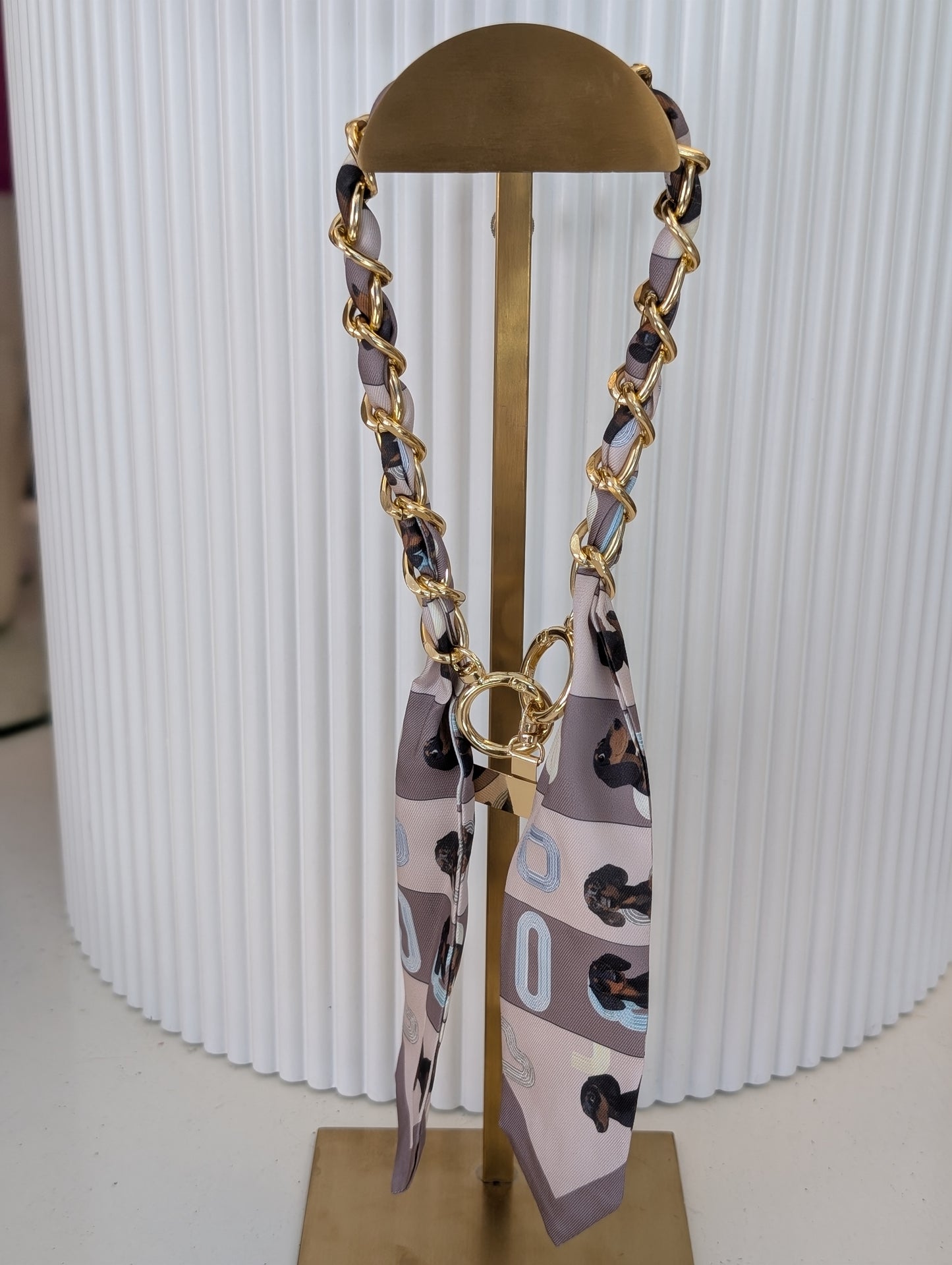Telefoon koord met sjaal en teckel - Beige / taupe / goud