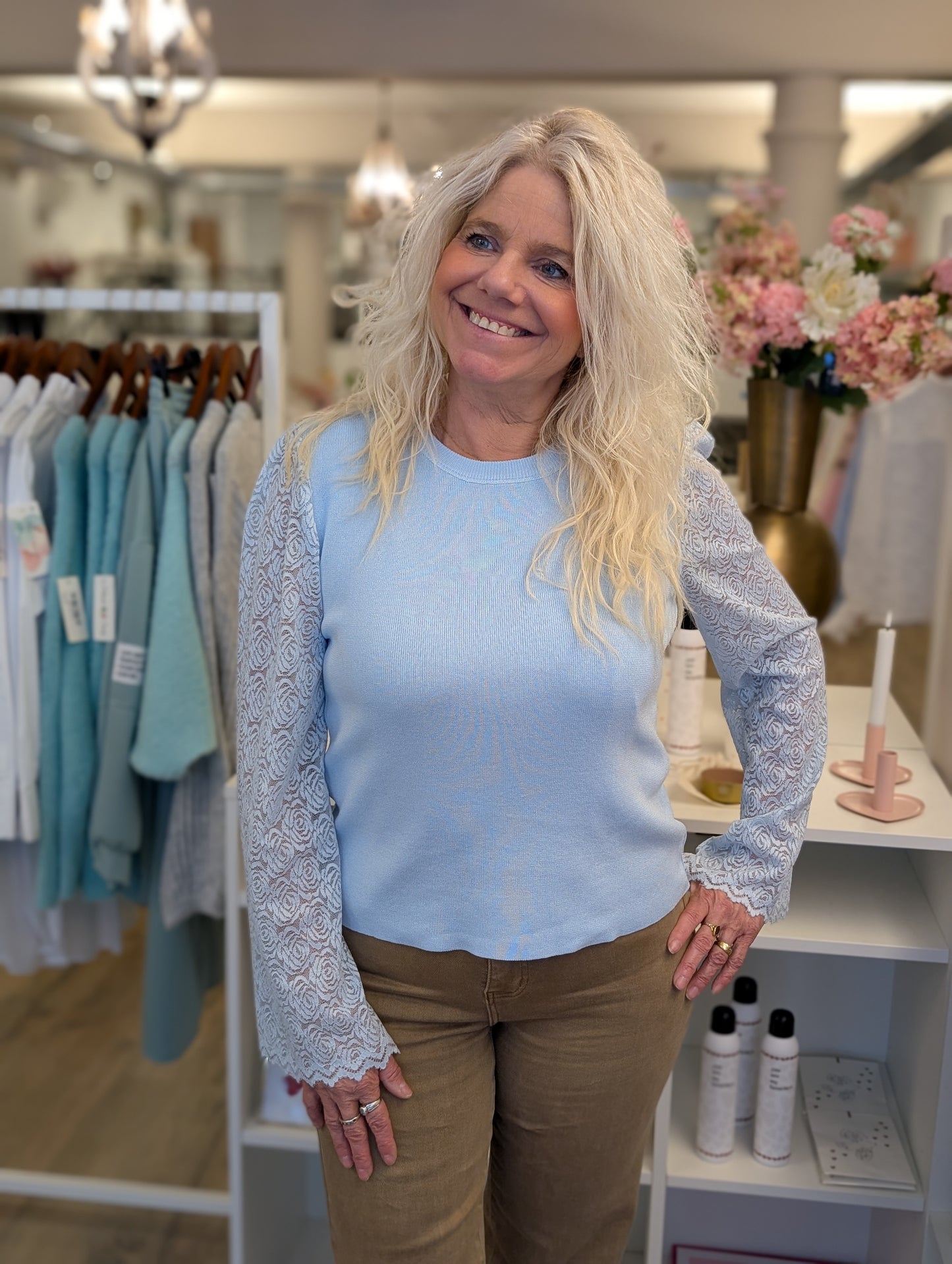 Bibi trui met kanten mouw - Licht blauw