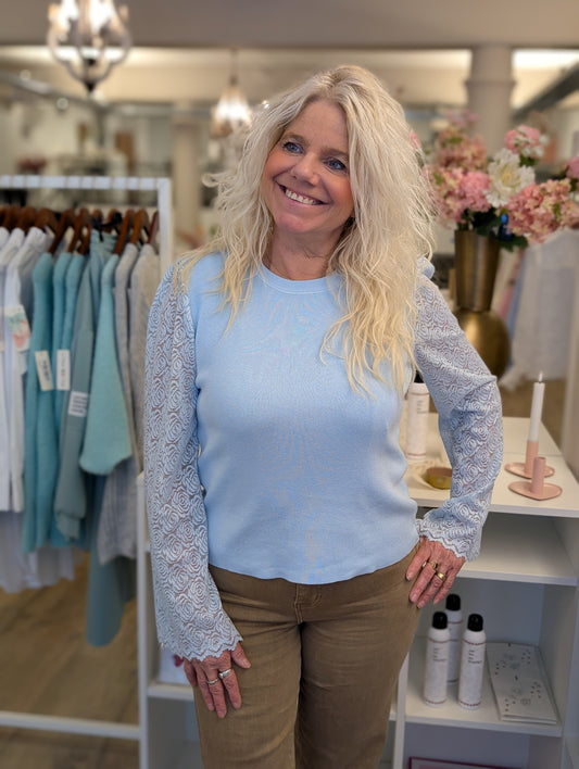 Bibi trui met kanten mouw - Licht blauw