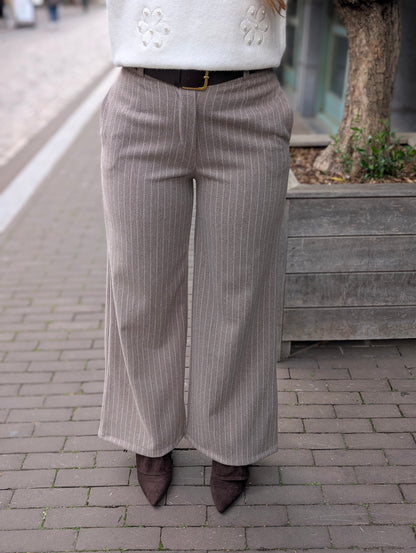 Patty streep wide leg pantalon met riem - Taupe krijtstreep wit
