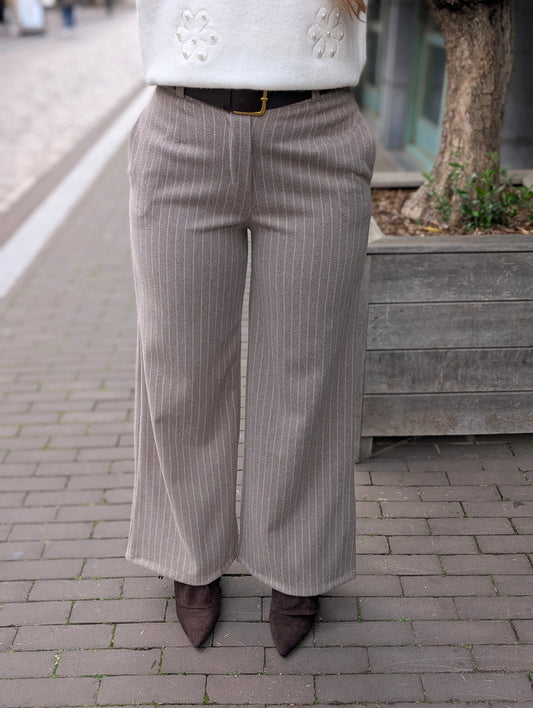 Patty streep wide leg pantalon met riem - Taupe krijtstreep wit