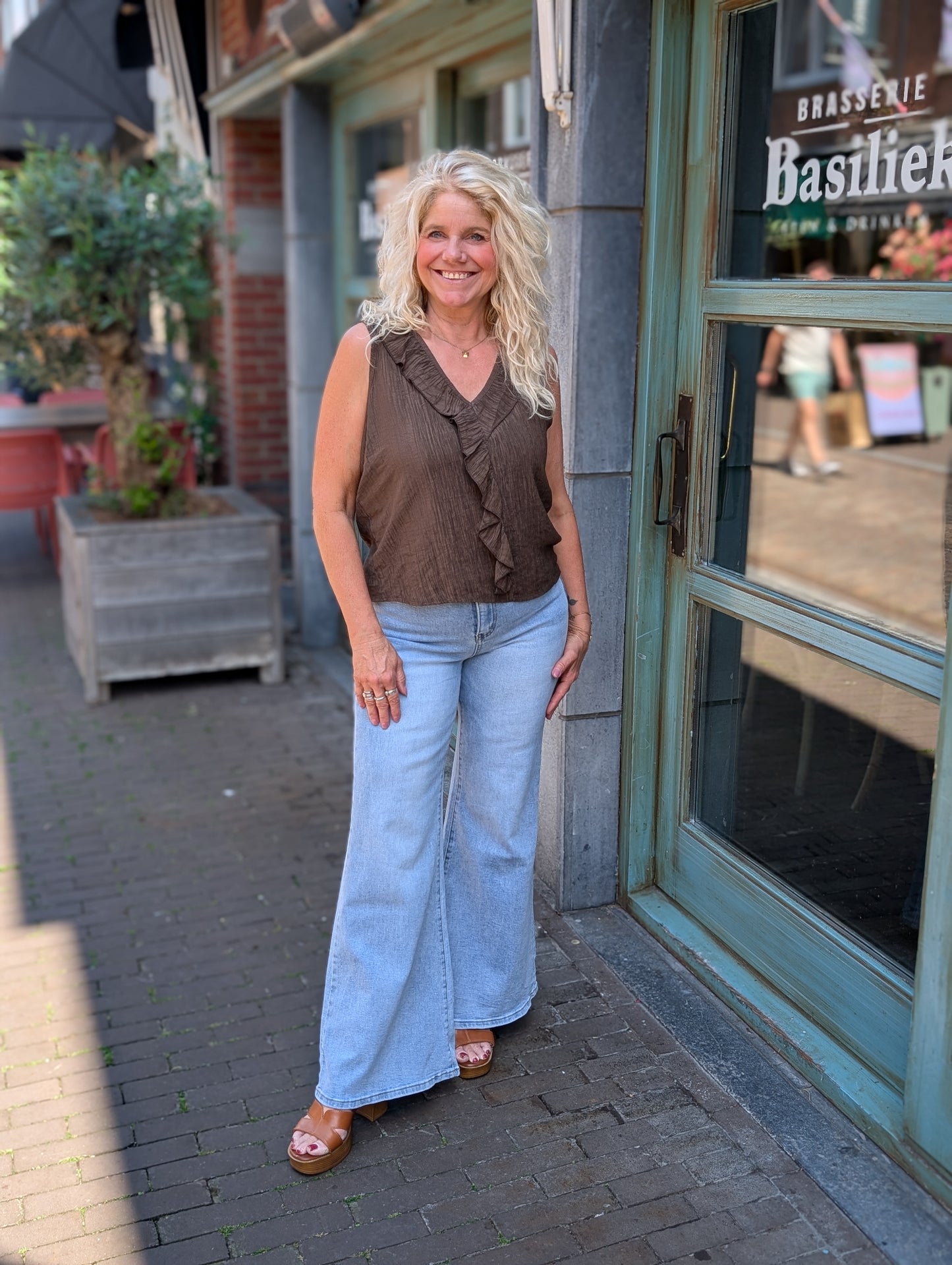 Patty ruffle top met v-hals - Bruin