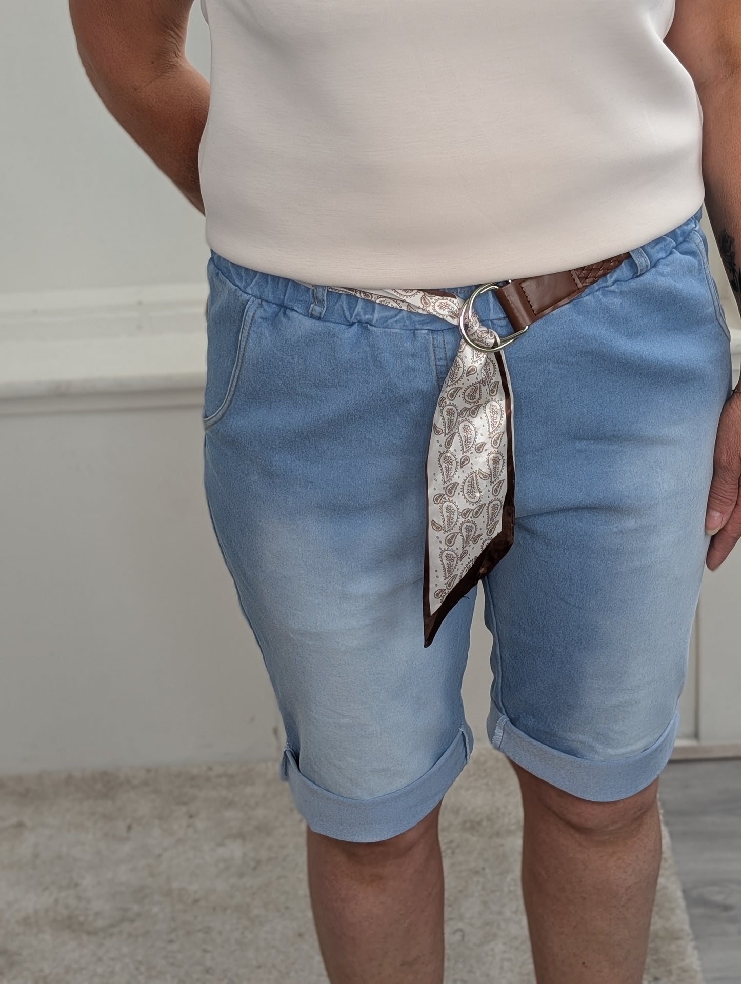 Karina jeans short met riem - Lightstone