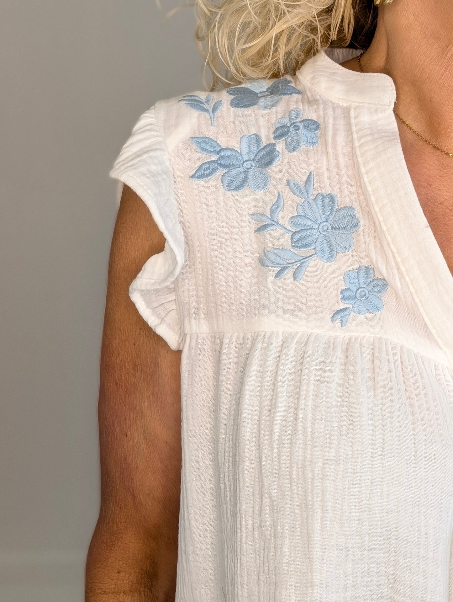 Su top met ruffles - Wit / licht blauw
