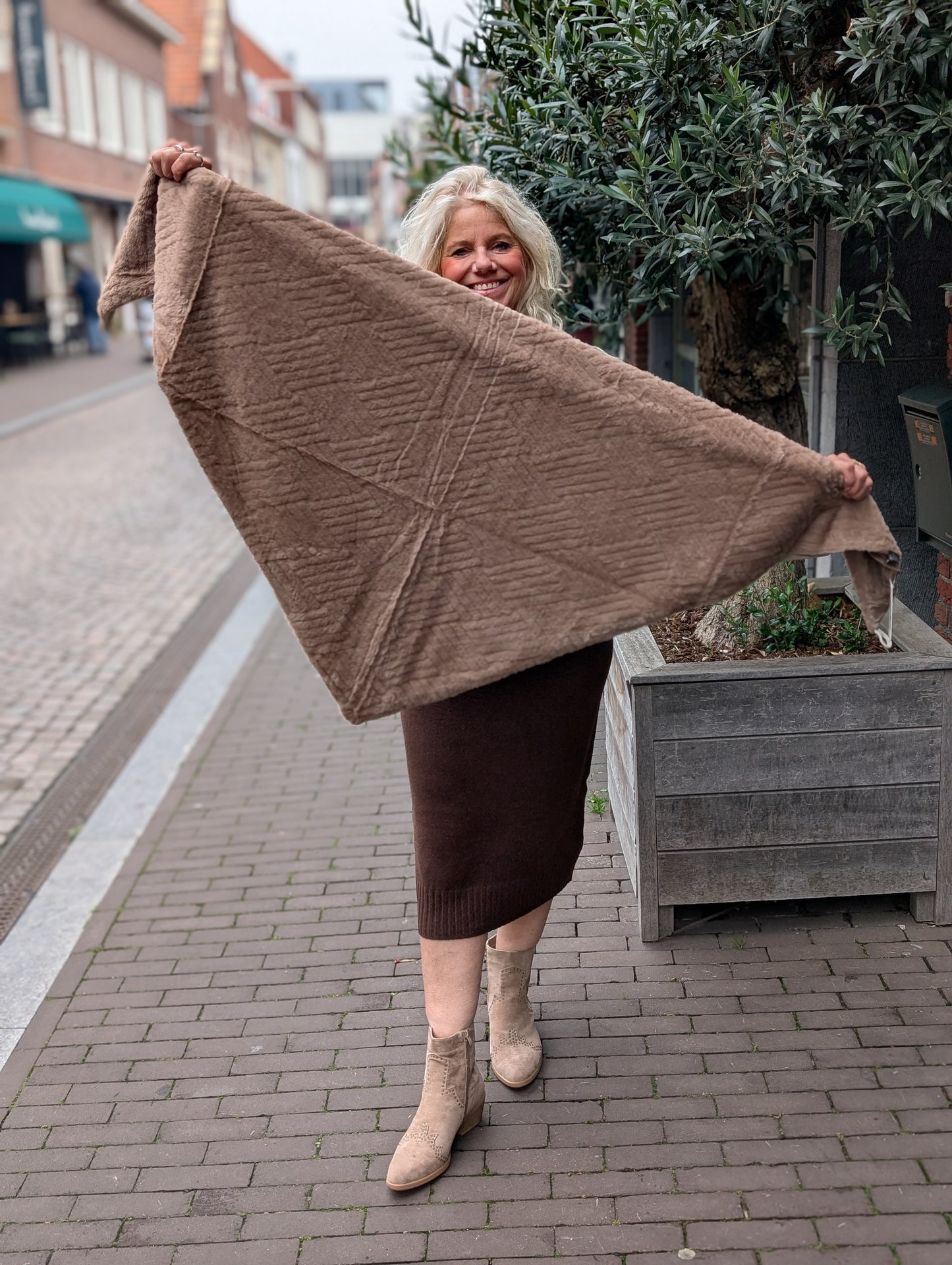 Fluffy punt sjaal met knoop - Bruin